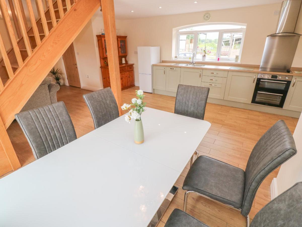 Villa Woodpecker Barn Pontyclun Esterno foto