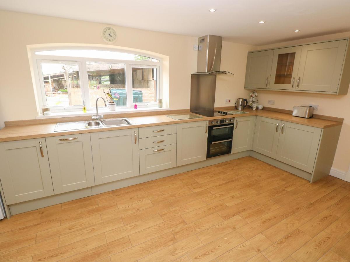 Villa Woodpecker Barn Pontyclun Esterno foto